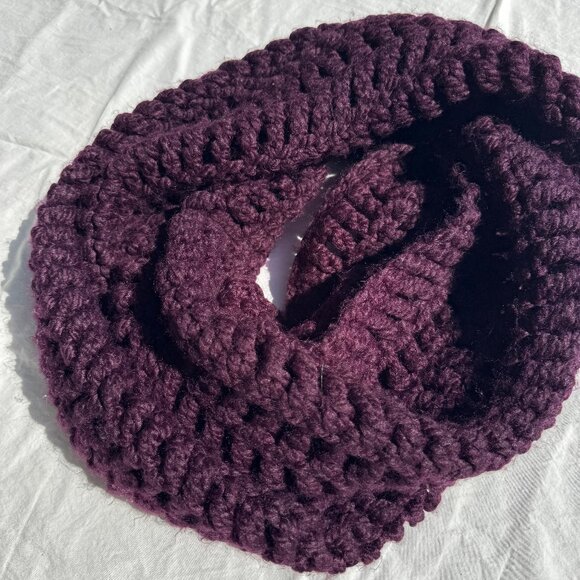 Deroucheau Knitwear Oversized Chunky Extra Large Infinity Scarf Dark Purple Wool - Picture 3 of 6